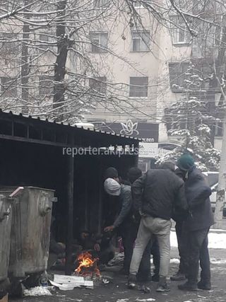 Люди без определенного места жительства круглосуточно сжигают мусор на Турусбекова-Сыдыкова, - бишкекчанин (фото)
