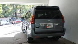 Lexus GX 470 припарковали, заблокировав въезд в роддом. Фото