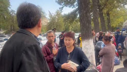 Семейная пара раздала деньги возвращающимся домой жителям Баткенской области. Видео