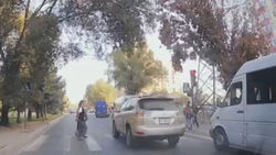 Lexus RX 400 не пропустил пешеходов на «зебре» и проехал на красный. Видео