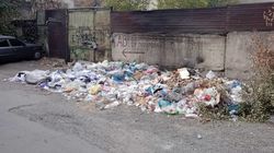 На Карасаева образовалась свалка на месте, где раньше стояли мусорные баки. Фото