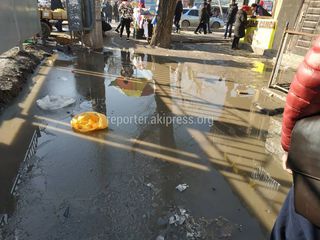 Тротуар на Чуй-Кулиева затопило водой