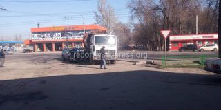 На Элебесова-Курманалиева столкнулись грузовик и легковушка. Фото
