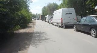 Житель села Пригородное жалуется на постоянные пробки из-за блокпоста. Видео
