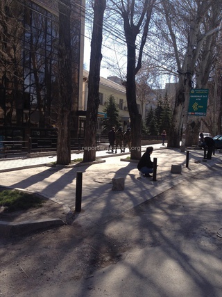 Почему возле филиала коммерческого банка «Кыргызстан» стоят ограждения для стоянки, когда возле других объектов по ул.Тыныстанова их демонтировали? - читатель <b><i> (фото) </i></b>