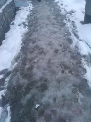 Тротуары г.Ош совершенно не очистили от снега, из-за чего у прохожих промокли ноги, - читатель <b><i> (фото) </i></b>