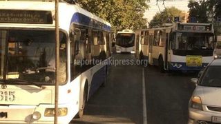 Пробка из-за троллейбусов на Манаса произошла из-за отключения электроэнергии