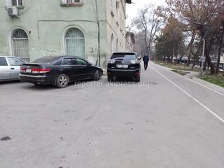 Lexus RX 350 продолжают парковать на тротуаре на Айтматова. Фото