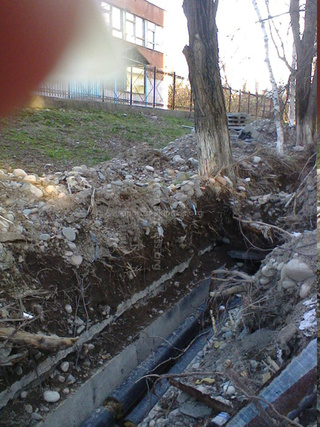 Стройкомпания в 11 мкрн перерыла участок, повредив корни деревьев, завалив арык и тротуар строительным мусором, - читатель <b><i>(фото)</i></b>