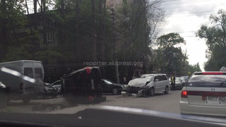На Боконбаева-Раззакова произошло ДТП, один из автомобилей перевернулся, есть пострадавшие <b><i>(фото,видео)</i></b>