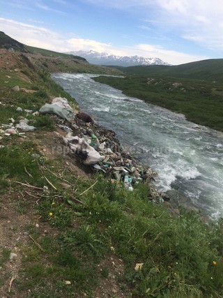 В долине Суусамыр недалеко от проезжей части складируется мусор, который позже попадает в реку, - читатель <b><i>(фото)</i></b>