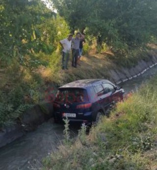 <b>Кыргызча:</b> По дороге в аэропорт Оша произошла авария, одна из машин упала в канал, есть пострадавшие <b><i>(фото)</i></b>