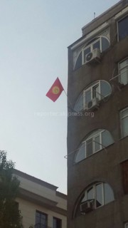 Бишкектик тургун батиринин балконуна кыргыз желегин илди, – окурман <i>(фото)</i>