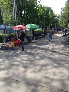На пересечении улиц Московская-Абдрахманова развивается стихийная торговля (фото)