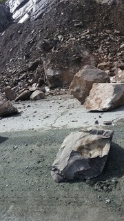 В Кара-Балтинском ущелье на автодороге Бишкек—Ош <b>произошел камнепад</b> <i>(фото)</i>
