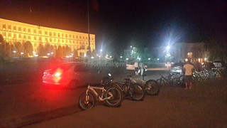 На центральной площади Оша в запрещенное время суток паркуются и ездят машины, - читатель <i>(фото)</i>