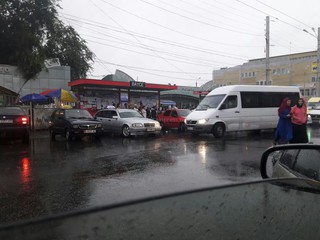 Таксисты захватили остановку в районе Ошского рынка на улице Бейшеналиева <i>(фото</i>