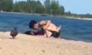 Отдыхающие сняли на видео пару, которая решила заняться любовью на пляже Иссык-Куля (+18)