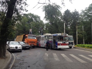 На пересечении бульвара Молодой Гвардии и Боконбаева произошло ДТП, образовалась пробка <i>(фото)</i>