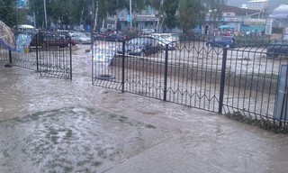 Видео отдыхающих в Чолпон-Ате, где после ливня затопило улицы <b><i>(дополнено)</i></b>