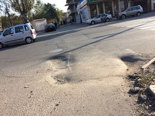 На пересечении улиц Ахунбаева и Шукурова на асфальте появились ямы, - бишкекчанин (фото)