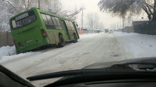 В Бишкеке на ул.Фучика автобус съехал в арык (фото)