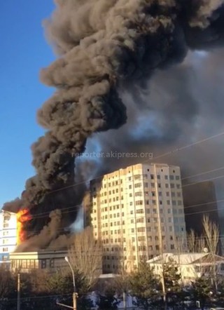 Читатели присылают фото и видео <b>горящего здания</b> на ул.Токомбаева