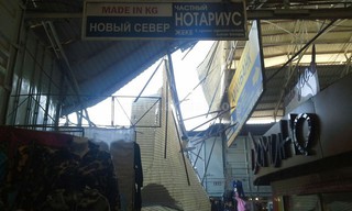 <b>На рынке «Алканов» обвалился навес, есть пострадавшие <i>(фото)</i></b>