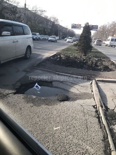 Бишкекчанин просит заделать яму на проспекте Чуй в мкр Восток-5 (фото)