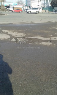 Бишкекчанин просит заделать яму на асфальте на пересечении улиц Осмонкула и Жибек Жолу (фото)