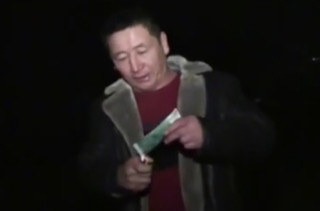 В Оше пьяный мужчина, представившийся работником мэрии, заявил, что купит Кыргызстан за миллионы и угрожал патрульной милиции и наркологам увольнением <i>(видео)</i>
