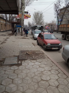 Остановку «Тюльпан» по ул.Абдрахманова в Бишкеке заняли таксисты, - читатель (фото)
