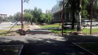 Насколько законно перекрыт тротуар на участке ул.Жумабека в Бишкеке? - читатель (фото)