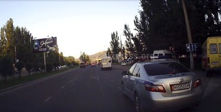 Бишкекчанин требует наказать водителя машины с госномером MVD 503 M за нарушение ПДД на перекрестке Токомбаева - Жукеева-Пудовкина