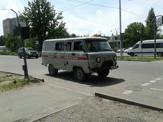 Водитель и пассажиры машины с надписью «Бишкекводоканал» бросили машину на дороге, чтобы попить максым, - читатель