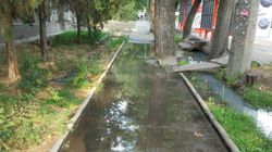 Арычная вода топит тротуар на Московской-Коенкозова