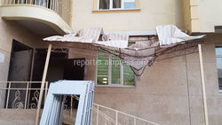 С крыши многоэтажного дома в Кок-Жаре сорвался рабочий