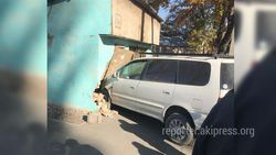 Видео — Машина проломила стену пристройки на Баялинова-Орозбекова. Третий случай за месяц