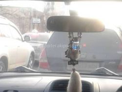 Фото — На Ахунбаева пробки из-за неработающих светофоров