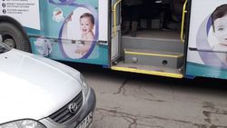 На ул.Московской «Тойота» создала неудобства для общественного транспорта, припарковавшись на остановке (фото)