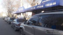 В Бишкеке таксисты паркуются на остановках, создавая неудобства общественному транспорту, - житель (фото, видео)