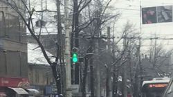 На ул.Абдрахманова не видно дополнительной секции светофора из-за столба, - житель (фото)