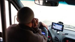 В Бишкеке водитель маршрутки №204 во время движения разговаривал по телефону (фото)
