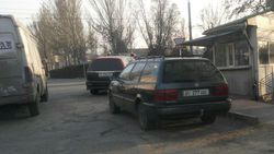 В Бишкеке на ул.Карадарьинская правая полоса постоянно занята припаркованными авто, - горожанин (фото)