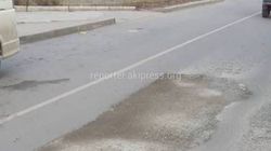 В 7 мкр не заасфальтировали часть дороги после ремонта труб, - бишкекчанин (фото)