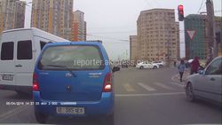 На Ахунбаева - Тыналиева маршрутка №107 выехала на встречную полосу и проехала на красный свет (видео)