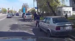 На Медерова - Элебаева, инспекторы УОБДД занимают одну полосу дороги (видео)