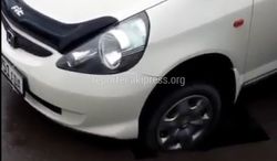 Видео — На Щербакова-Исанова «Хонда» провалилась колесом в ливнеприемник