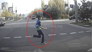 Читатель призывает водителей быть бдительными — Дети перебегают дорогу на запрещающий свет <i>(видео)</i>
