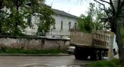 На Чайковской - Лущихина ездят груженные грузовики и портят новую дорогу (фото)